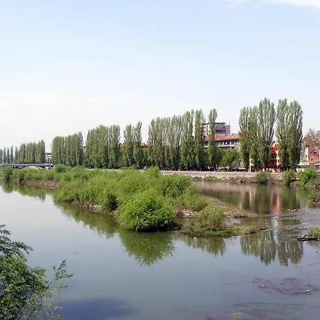 Riverside With Free Parking *