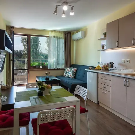 Riverside With Free Parking Apartment