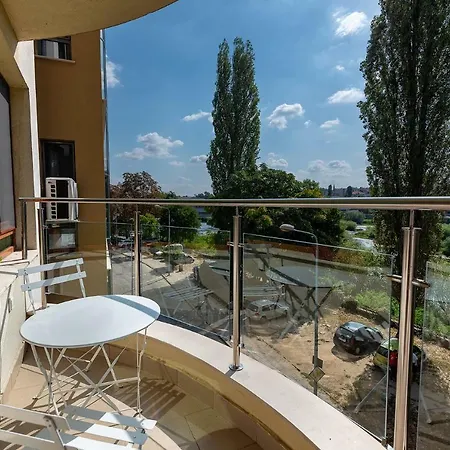 Riverside With Free Parking Apartament