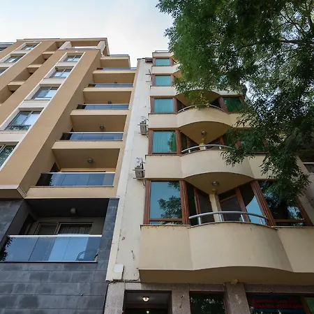 Riverside With Free Parking